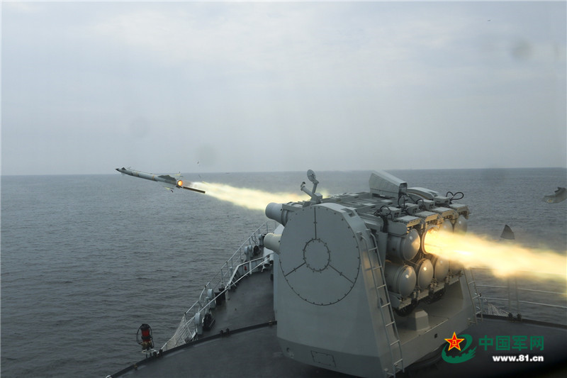 朝鲜示威齐射超大型火箭炮 十余枚炮弹齐刷刷冲天而起击中目标岛屿